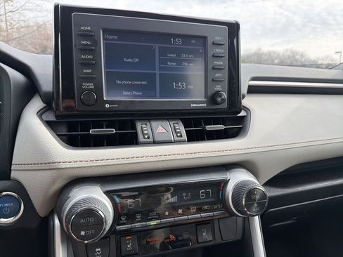 Used 2022 Toyota RAV4 XLE Premium image 11