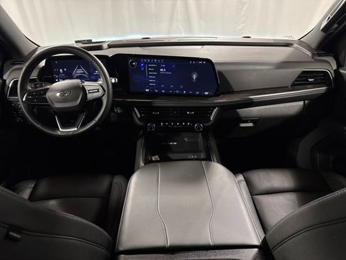 Used 2025 Chevrolet Suburban Z71 AWD/4WD image 4