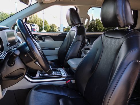 Used 2024 Kia Carnival LX image 17