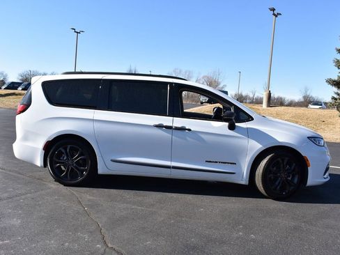 Used 2024 Chrysler Pacifica Touring-L w/ Uconnect Theater Family Group image 4