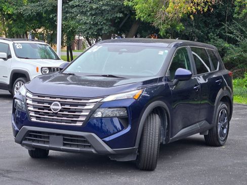 Used 2024 Nissan Rogue SV image 4