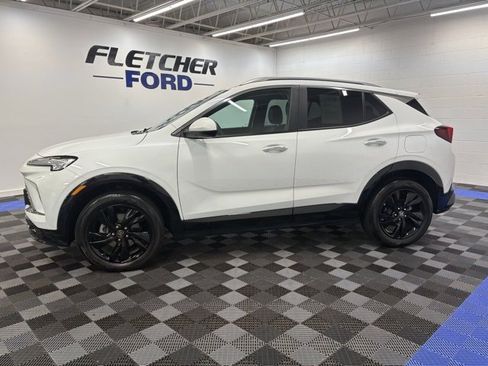 Used 2024 Buick Encore GX Sport Touring image 3