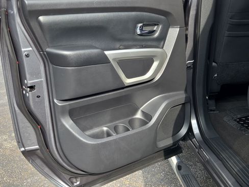 Used 2018 Nissan Titan SV w/ SV Convenience Package AWD/4WD image 22