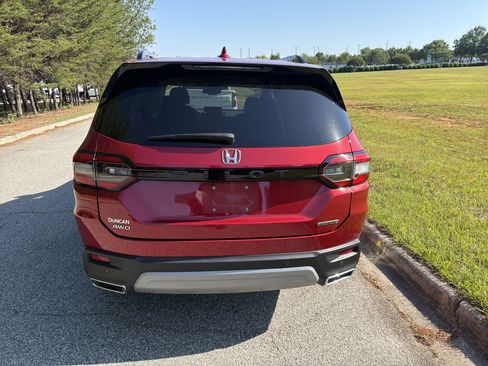 Used 2025 Honda Pilot Touring image 9