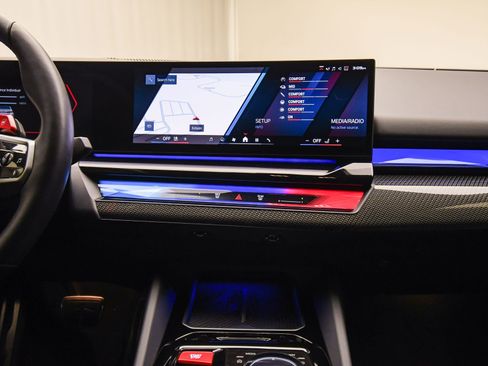 Used 2025 BMW M5 w/ Carbon Package image 40