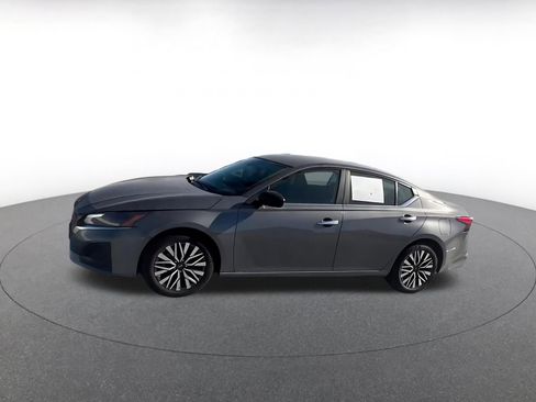 Used 2025 Nissan Altima 2.5 SV FWD image 7