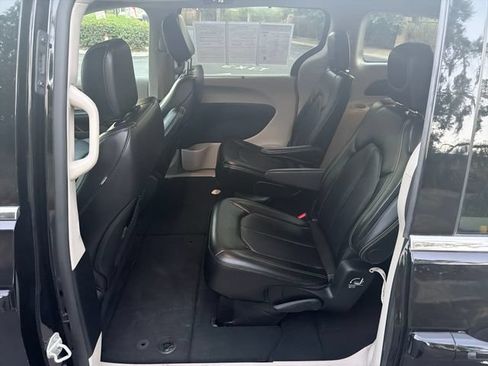 Used 2024 Chrysler Pacifica Touring-L FWD image 19