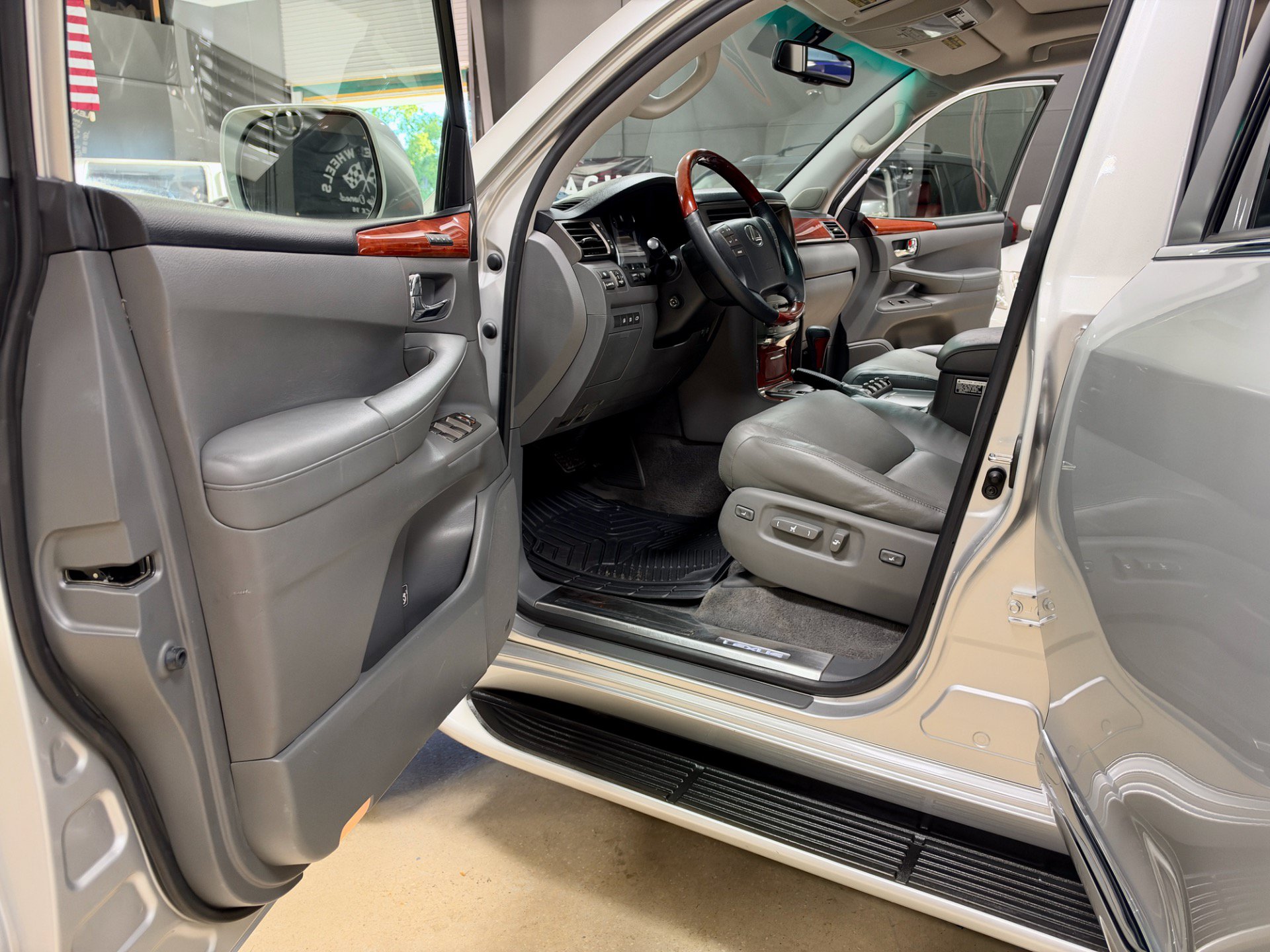 Used 2010 Lexus LX 570 4WD image 19