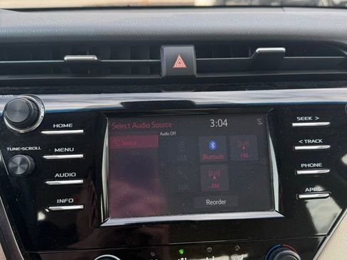 Used 2018 Toyota Camry LE image 5