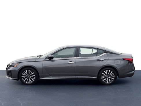 Used 2025 Nissan Altima 2.5 SV FWD image 11
