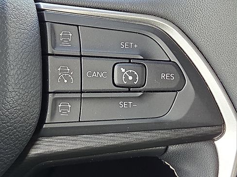 Used 2024 Jeep Grand Cherokee Laredo image 19