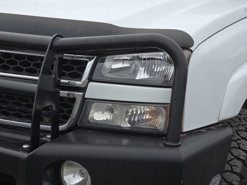 Used 2006 Chevrolet Silverado 2500 LT w/ Heavy-Duty Power Package image 47