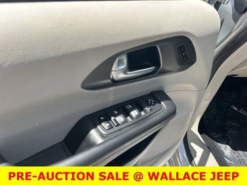 Used 2024 Chrysler Pacifica Touring-L FWD image 16