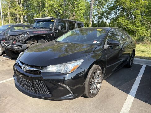 Used 2017 Toyota Camry XSE w/ Moonroof Package FWD image 3