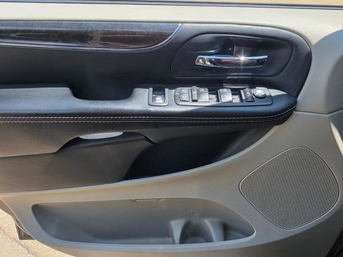 Used 2015 Chrysler Town & Country Touring w/ Driver Convenience Group FWD image 11