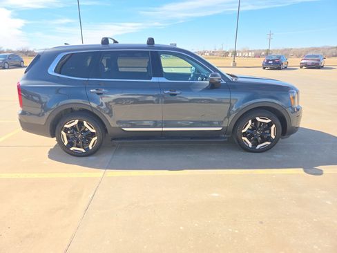 Used 2024 Kia Telluride S w/ S Sunroof Package image 4