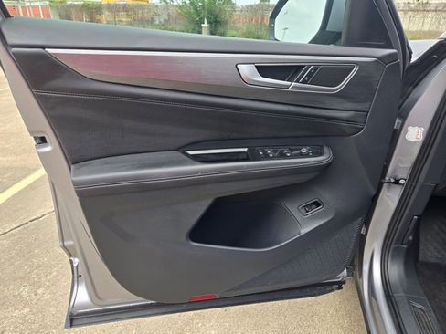 Used 2025 Volkswagen Atlas Cross Sport SE AWD/4WD image 11