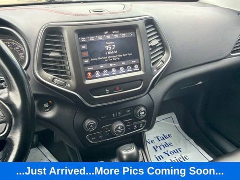 Used 2020 Jeep Cherokee Trailhawk w/ Cold Weather Group AWD/4WD image 13