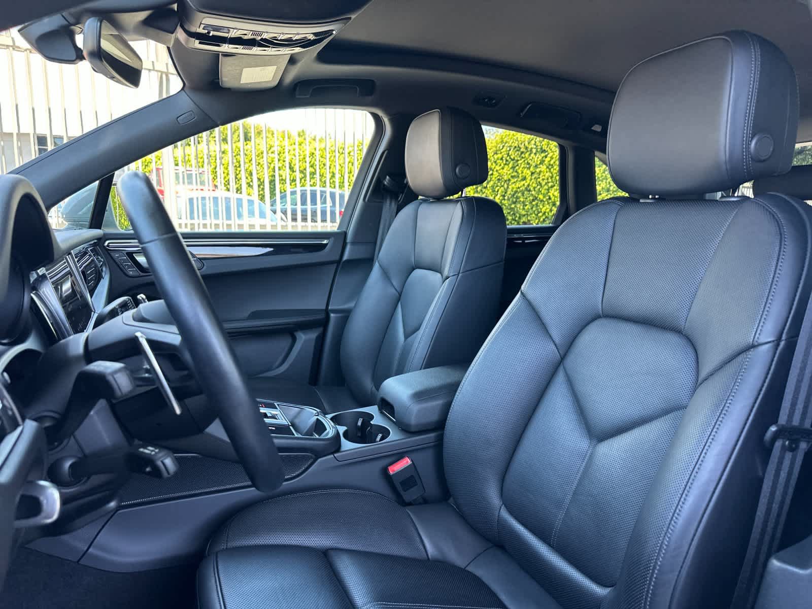 Certified 2025 Porsche Macan AWD/4WD image 5
