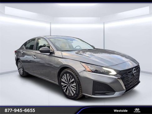 Used 2024 Nissan Altima 2.5 SV image 1