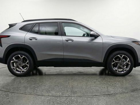 Used 2025 Chevrolet Trax LT image 11