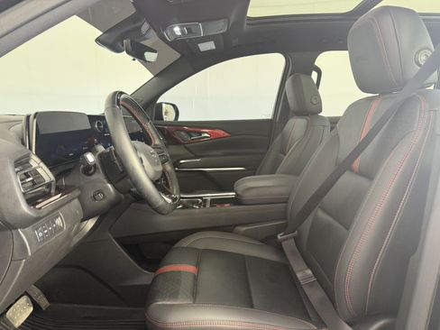 Used 2025 Chevrolet Traverse RS AWD/4WD image 18