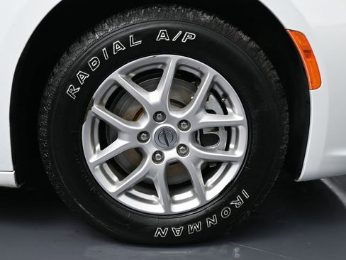 Used 2024 Chrysler Pacifica Touring-L image 14