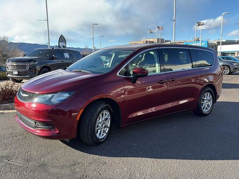 Used 2023 Chrysler Voyager LX image 3