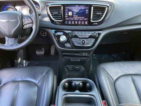 Used 2020 Chrysler Pacifica Touring-L image 11
