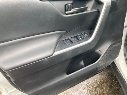 Used 2021 Toyota RAV4 LE image 13