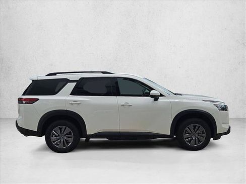 Used 2025 Nissan Pathfinder SV FWD image 4