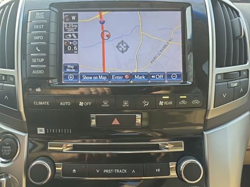 Used 2014 Toyota Land Cruiser image 30