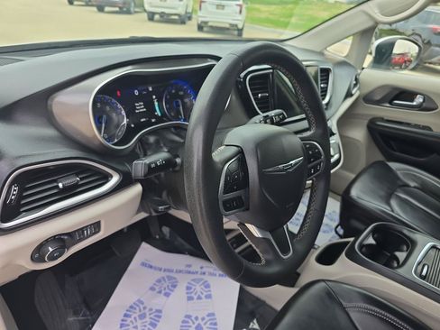 Used 2023 Chrysler Pacifica Touring-L FWD image 25