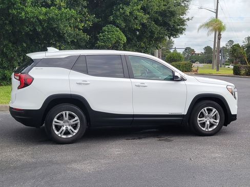 Used 2024 GMC Terrain SLE FWD image 8
