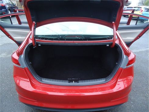 Used 2017 Hyundai Elantra SE image 17