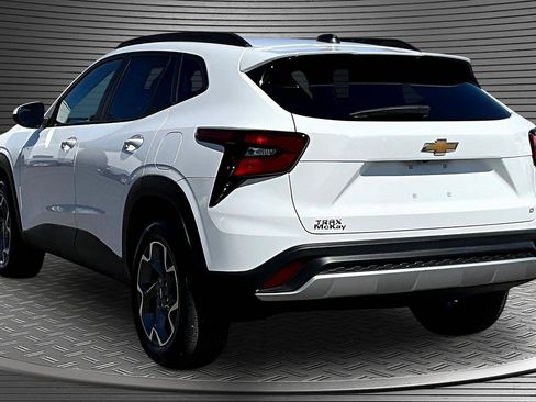Used 2025 Chevrolet Trax LT w/ LT Convenience Package image 4