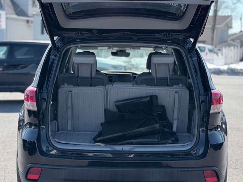 Used 2019 Toyota Highlander XLE AWD/4WD image 14