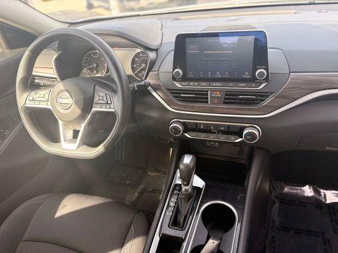 Used 2024 Nissan Altima 2.5 SV FWD image 13