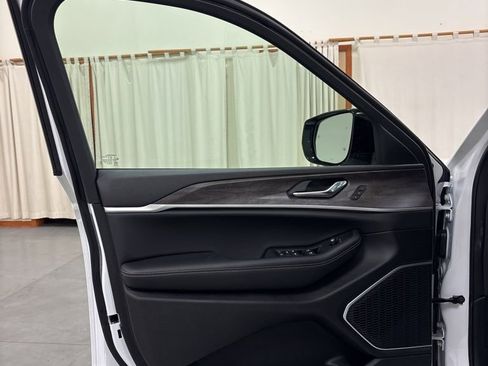 New 2026 Jeep Grand Cherokee Limited image 17