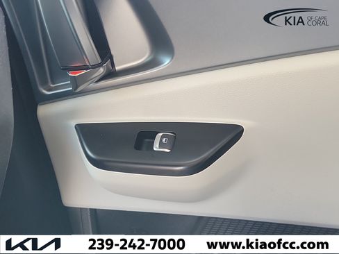 Used 2024 Kia Carnival LX FWD image 15
