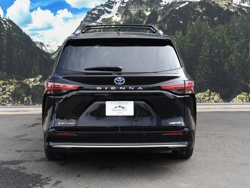Used 2025 Toyota Sienna Limited image 10