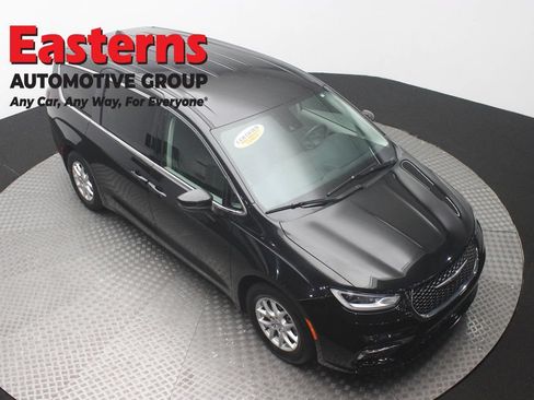 Used 2023 Chrysler Pacifica Touring-L FWD image 3