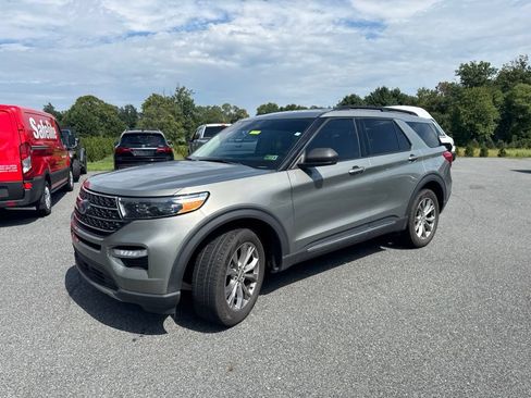 Used 2020 Ford Explorer XLT w/ Equipment Group 202A AWD/4WD image 3