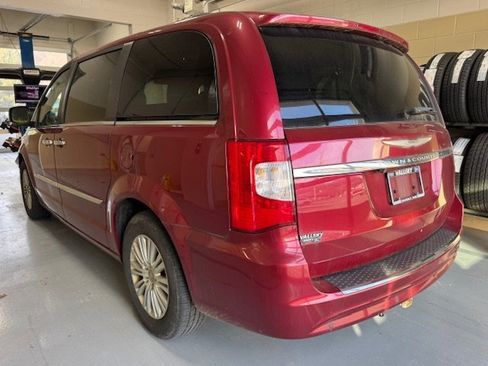Used 2015 Chrysler Town & Country Touring-L w/ Driver Convenience Group image 10