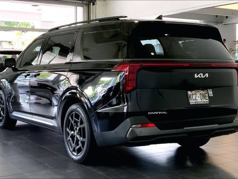 Used 2025 Kia Carnival SX w/ SX Dark Edition Package FWD image 5