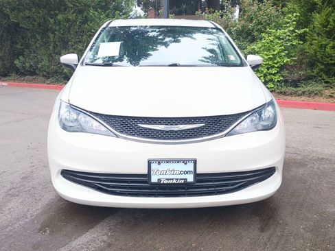 Used 2017 Chrysler Pacifica LX w/ Tire & Wheel Group image 10