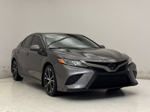 Used 2019 Toyota Camry SE FWD image 4