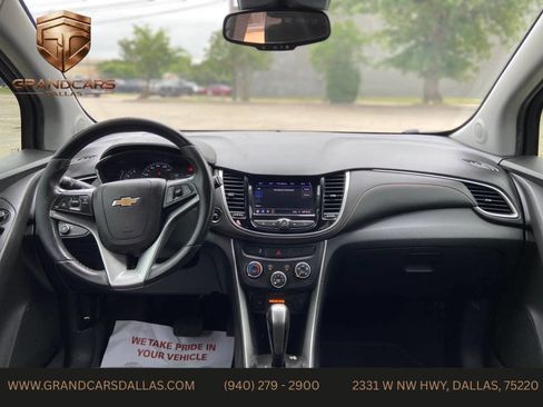 Used 2022 Chevrolet Trax LT w/ Midnight Edition AWD/4WD image 17