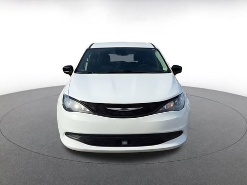 Used 2024 Chrysler Voyager LX image 4