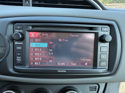 Used 2017 Toyota Yaris SE image 29